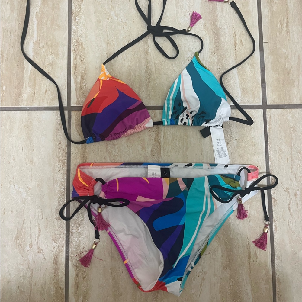 La Blanca Multicolor Geometric Bikini perfect shape.